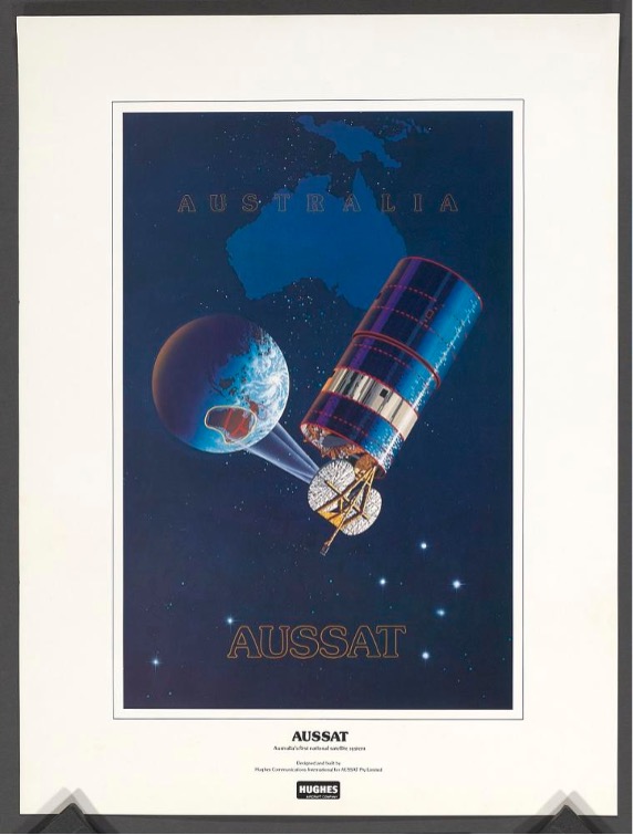 Fig. 1. Aussat fue la primera empresa satelital de Australia y en 1985 lanzó el primer satélite del país, que aparece en la imagen. Recuerdo este póster apoyado en un librero de la sala. El A1 era un satélite geoestacionario de comunicaciones: medía 2,2 m de diámetro y 6,3 m de altura una vez desplegado.