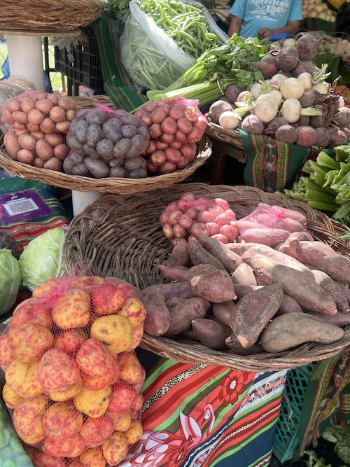 Fig. 2. Papas en un mercado de Cochabamba.